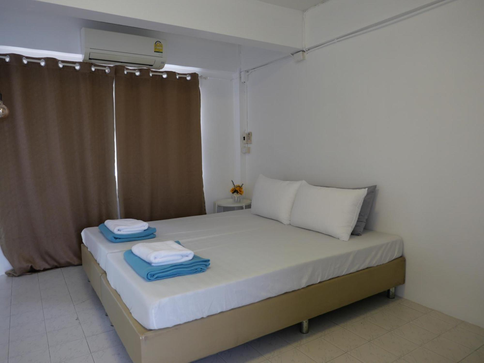 Films House Hostel Bangsaen Buitenkant foto