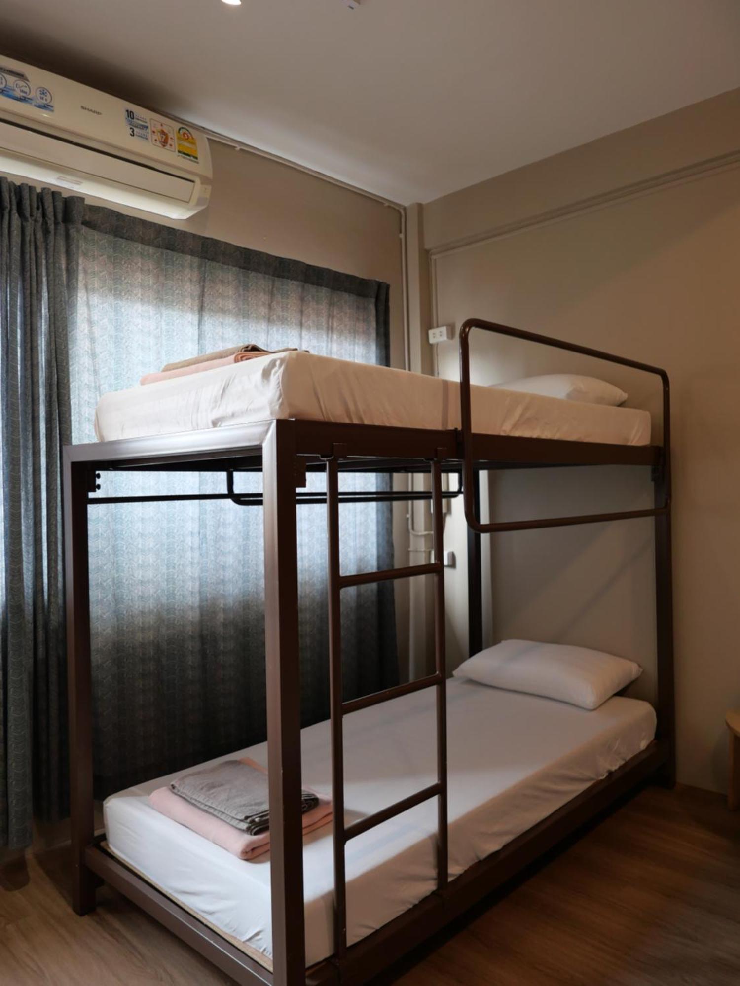 Films House Hostel Bangsaen Buitenkant foto