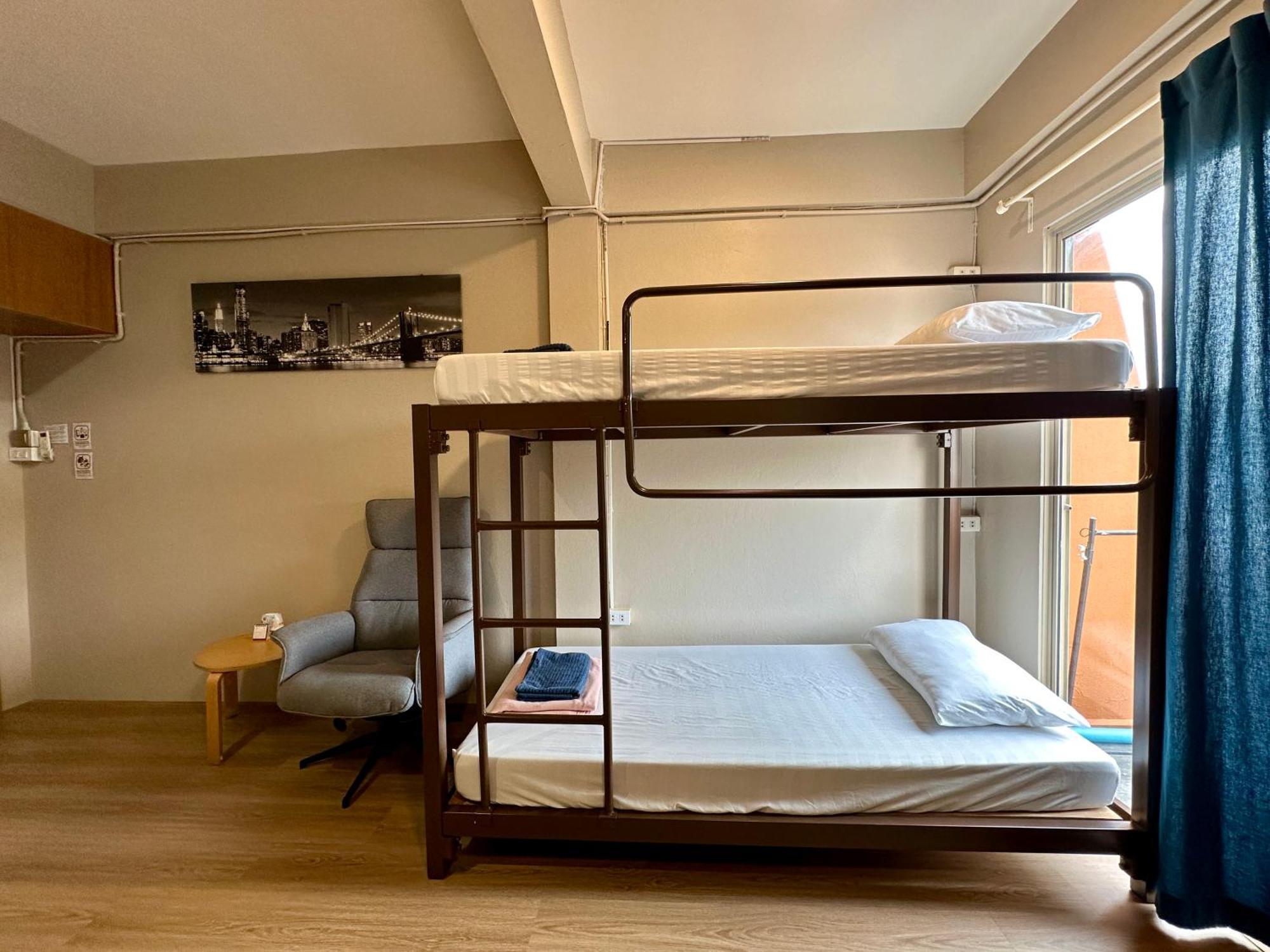 Films House Hostel Bangsaen Buitenkant foto